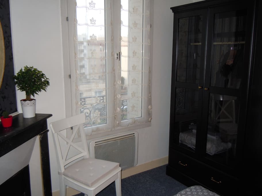 Pour ranger vos vêtements, grande armoire avec cintres comprenant tablette et grand tiroir.