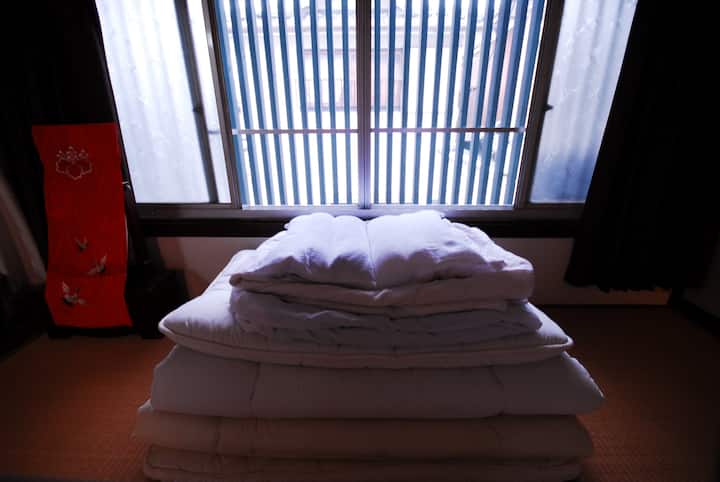 Detta rum är ett ljust rum som lyser på morgonen　/　和室の朝のイメージ写真