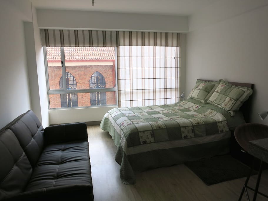 La pieza es muy luminosa y la cama es muy confortable