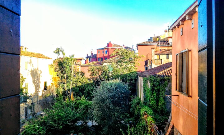 Apartment in Venice with canal view