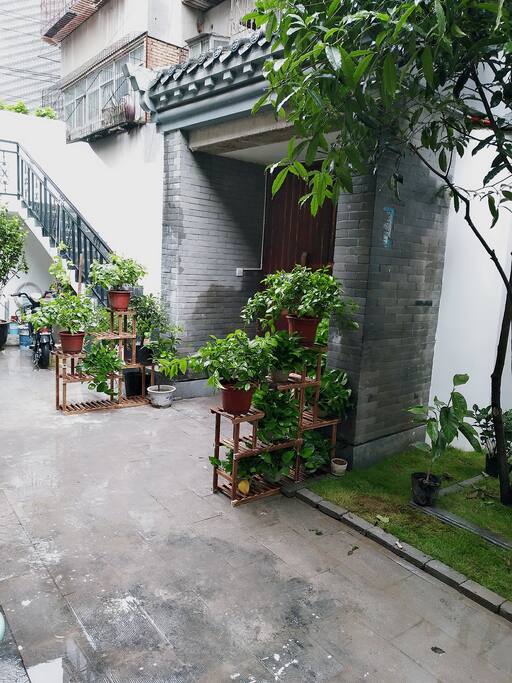 宅中有园,园中有屋,屋中有院,院中 有树,树上见天,天中有月。