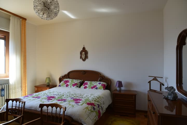 ห้องเตียงใหญ่กว้างขวางมากซึ่งสามารถเพิ่มเตียงสำหรับเด็กเล็กได้