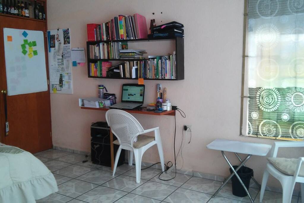 Escritorio para trabajar y algunos libros de agronomía, filosofía, meditación y otros.