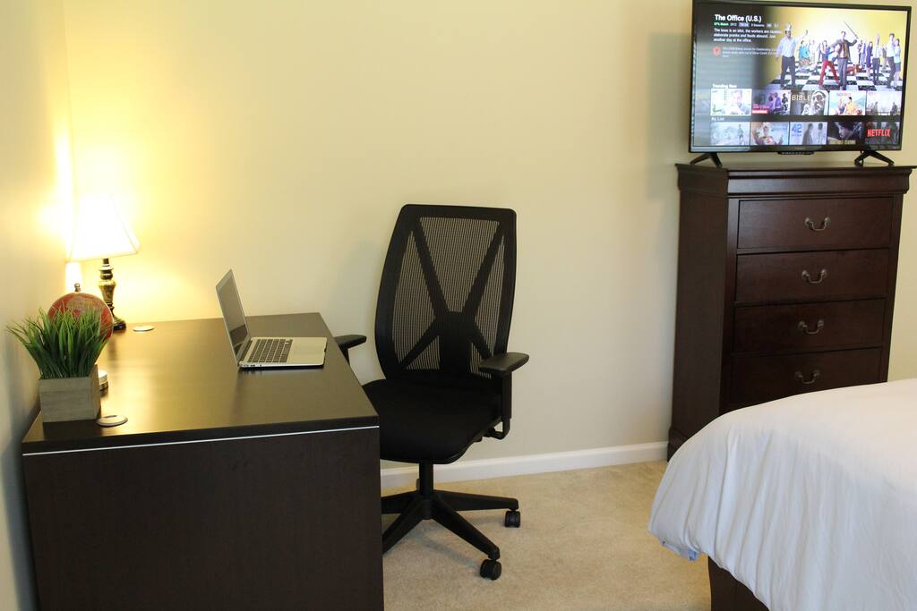 Draft a business proposal, rehearse a presentation for prospective clients, or study for those midterms--you can do it all in your private room at the your work station. Bring your laptop and lose yourself in your undertakings in a quiet and stress-free environment.