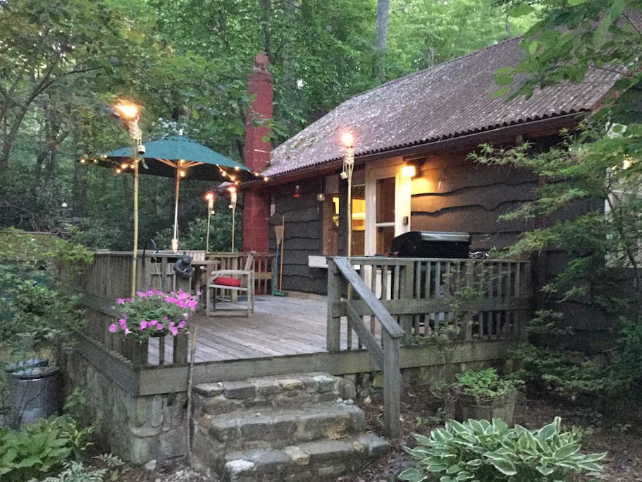 Splendid evenings on this great deck surrounded by nature and loved ones.