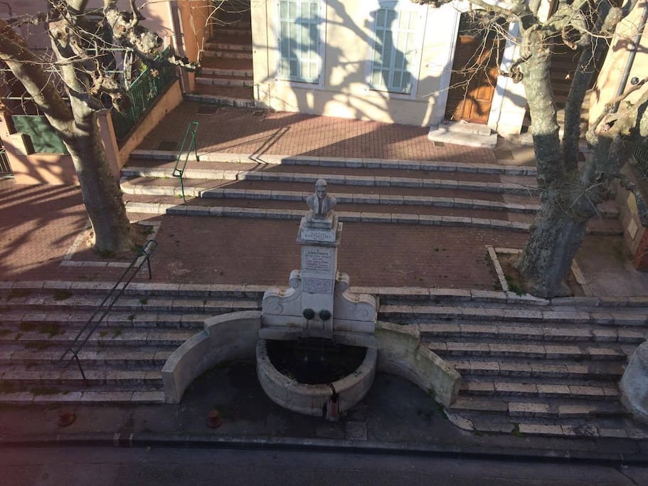 Fontaine touristique située juste devant l'entrée de l'appartement