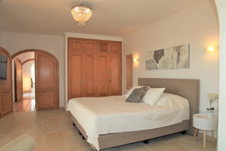 Dormitorio principal con armario empotrado. (Tamaño de la cama 1,80 x 2,00 m) 