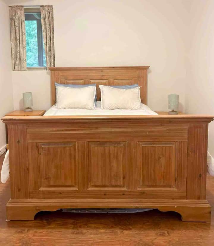 Hoofdslaapkamer met queensize bed. 