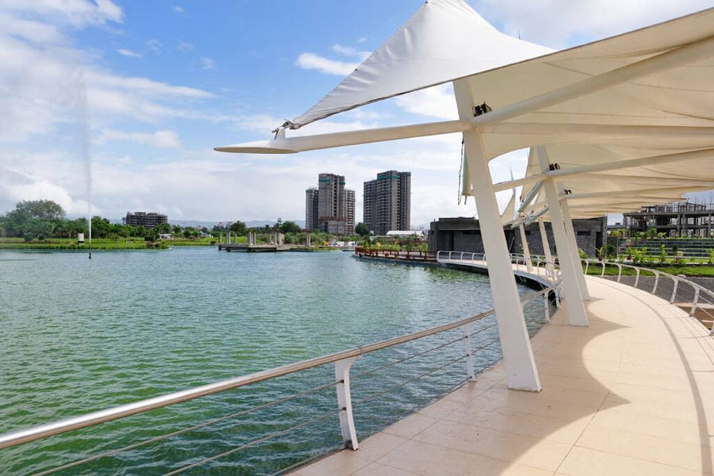 Amanora Park Town