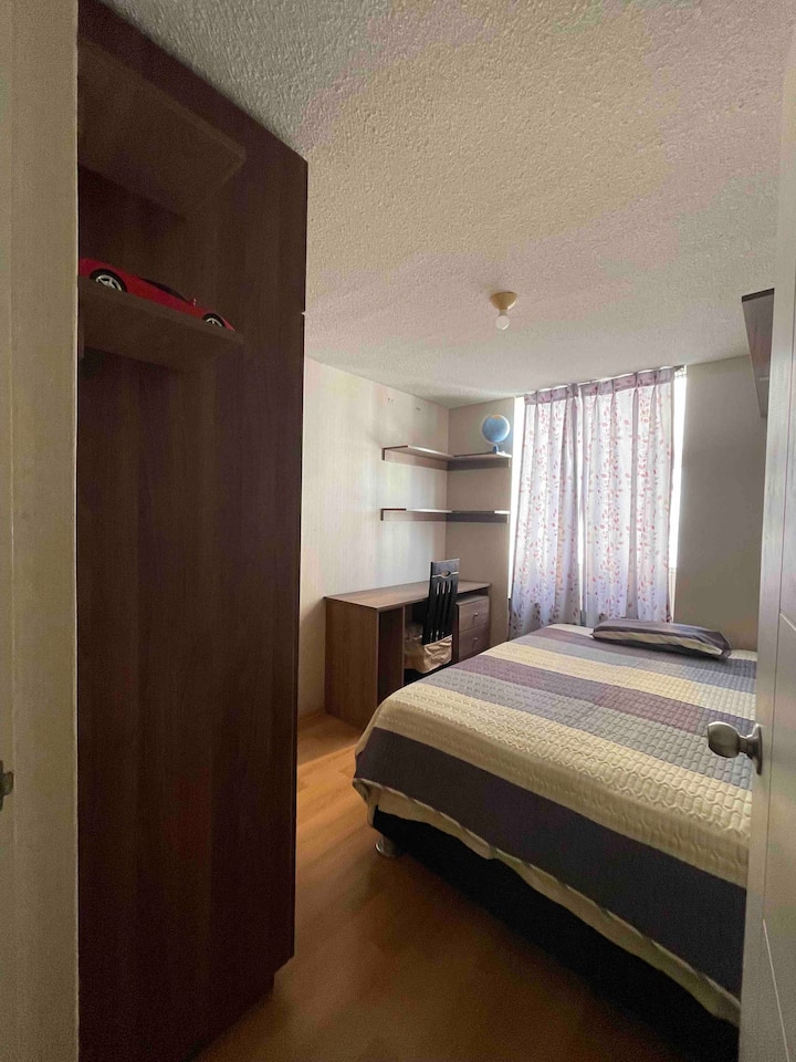 غرفة النوم الثانوية ذات المقعدين