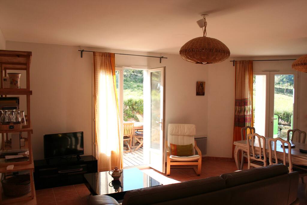 Le salon ouvert sur la terrasse