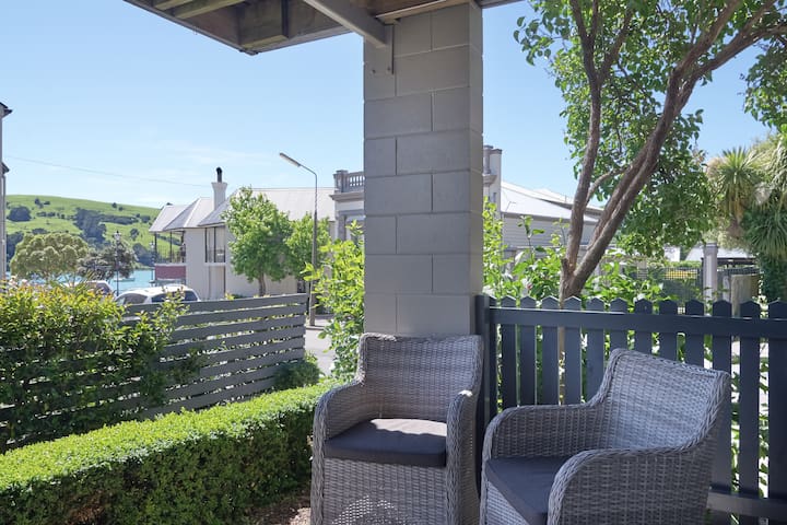 Akaroa S Premier Apartments 55 Captains Cottage Hotels For