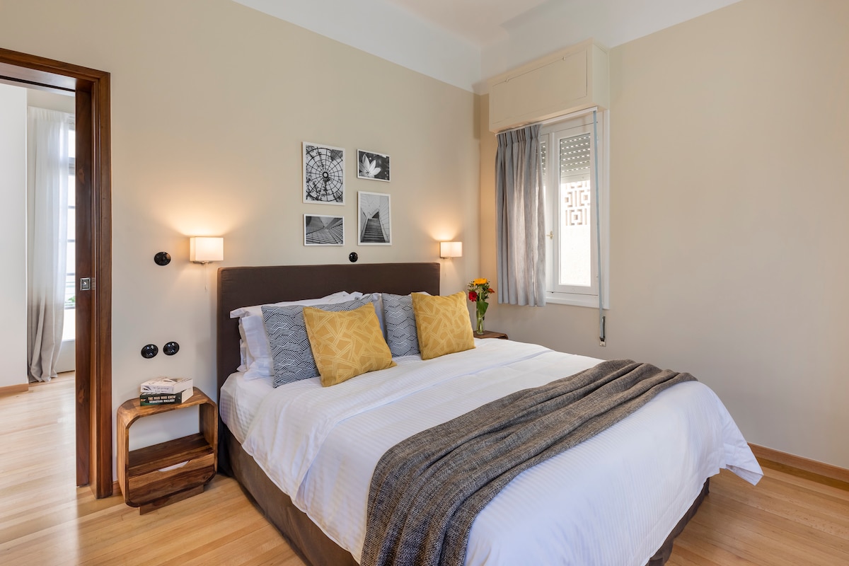 Een van de hoofdslaapkamers op de bovenste verdieping biedt je een ruim super kingsize bed met uitzicht op het zwembad en de East Garden.