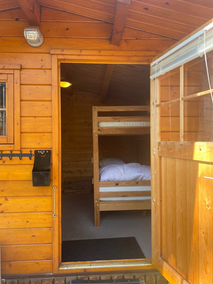 Next to the chalet is this large garden house. In this garden house, there are 2 more bunk beds ready!
