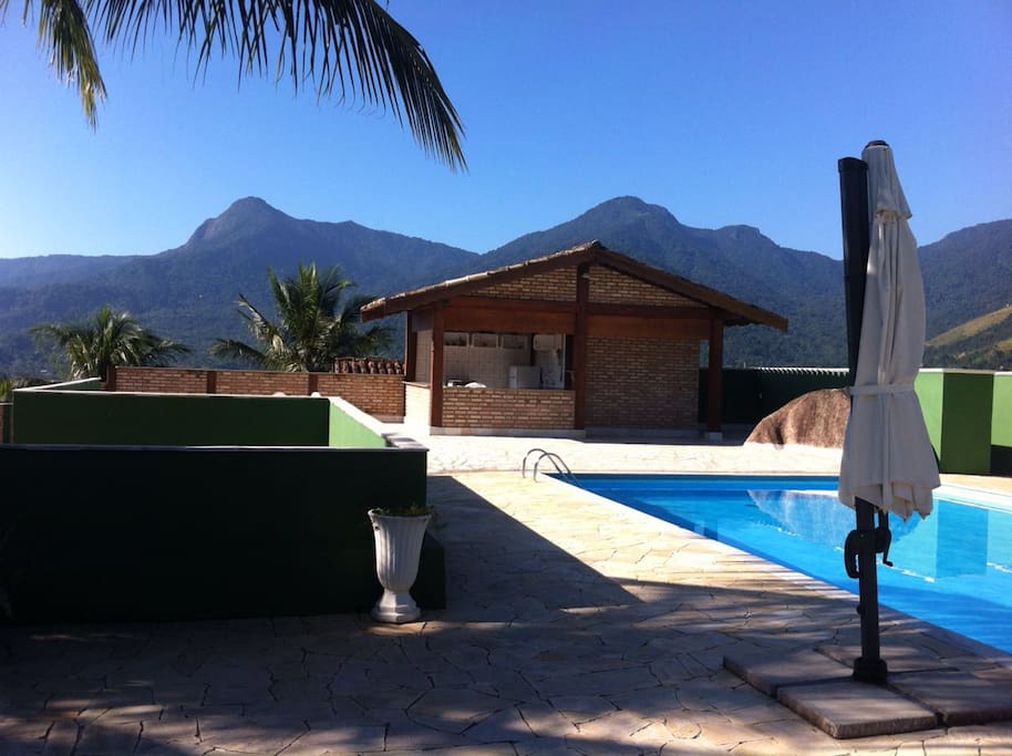 Piscina e churrasqueira com vista para o canal e montanhas