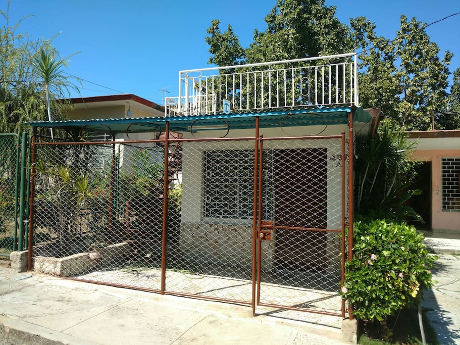 Frente de la casa. Main entrance of the rental house