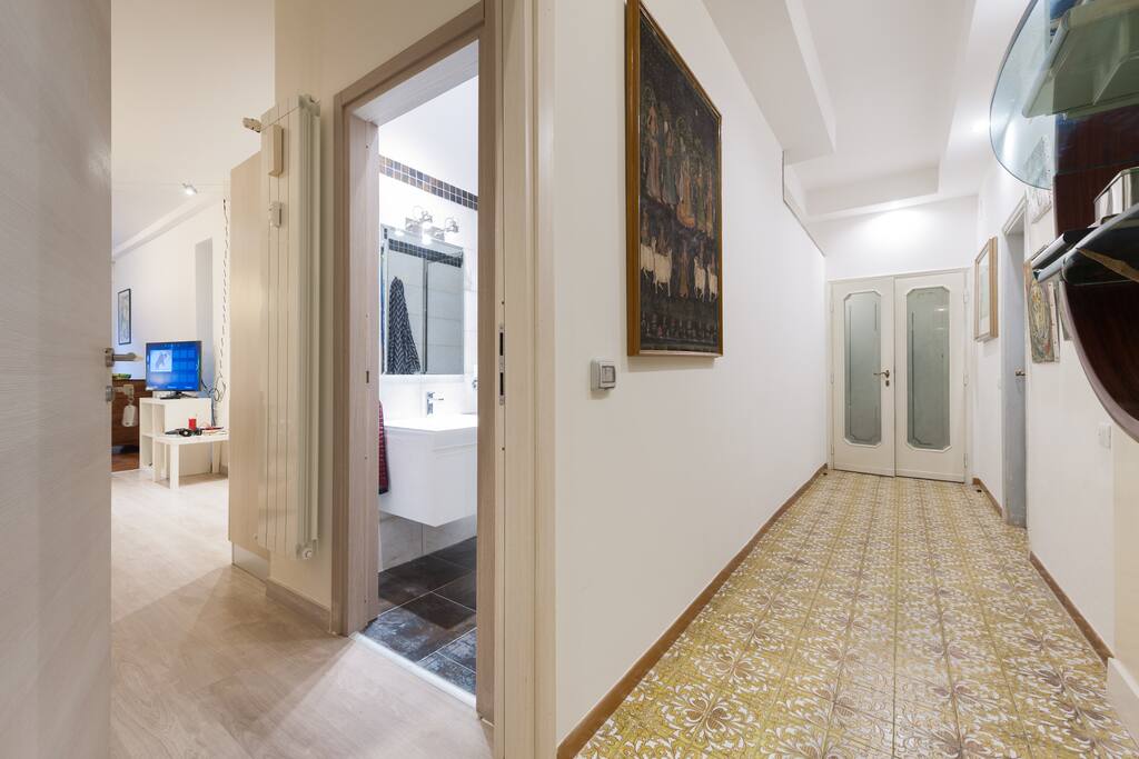 A sinistra accesso al bilocale.di fronte porta di separazione con la hall ,ingresso della casa