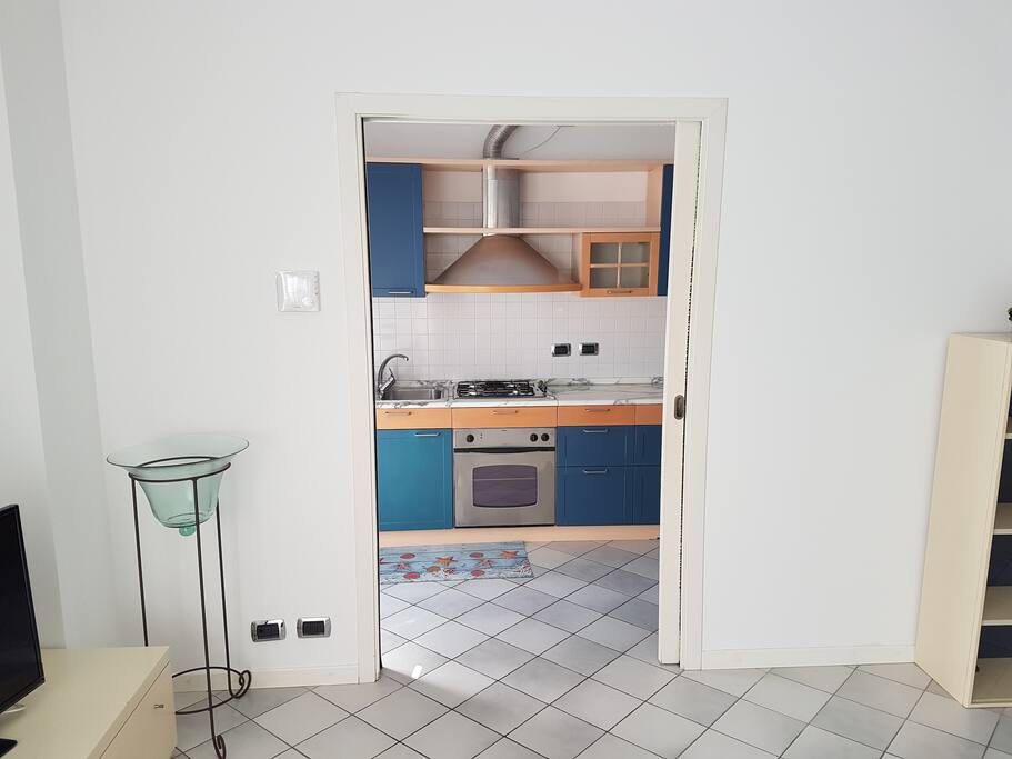 accesso alla cucina dal soggiorno con porta scorrevole