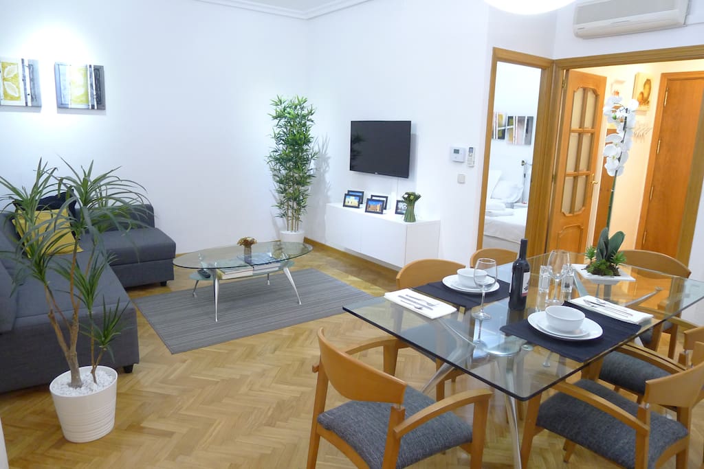Living and Dining Room with cozy/modern design in apartment next to Retiro park in Goya, “Barrio de Salamanca”, best neighborhood in the middle of Madrid – Salón-Comedor con diseño moderno en apartamento a al lado del Parque del Retiro en Goya, Madrid centro.