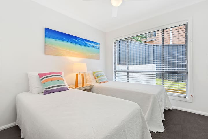 在第二间卧室享受两张全新的Sealy Posturepedic加大双人床



