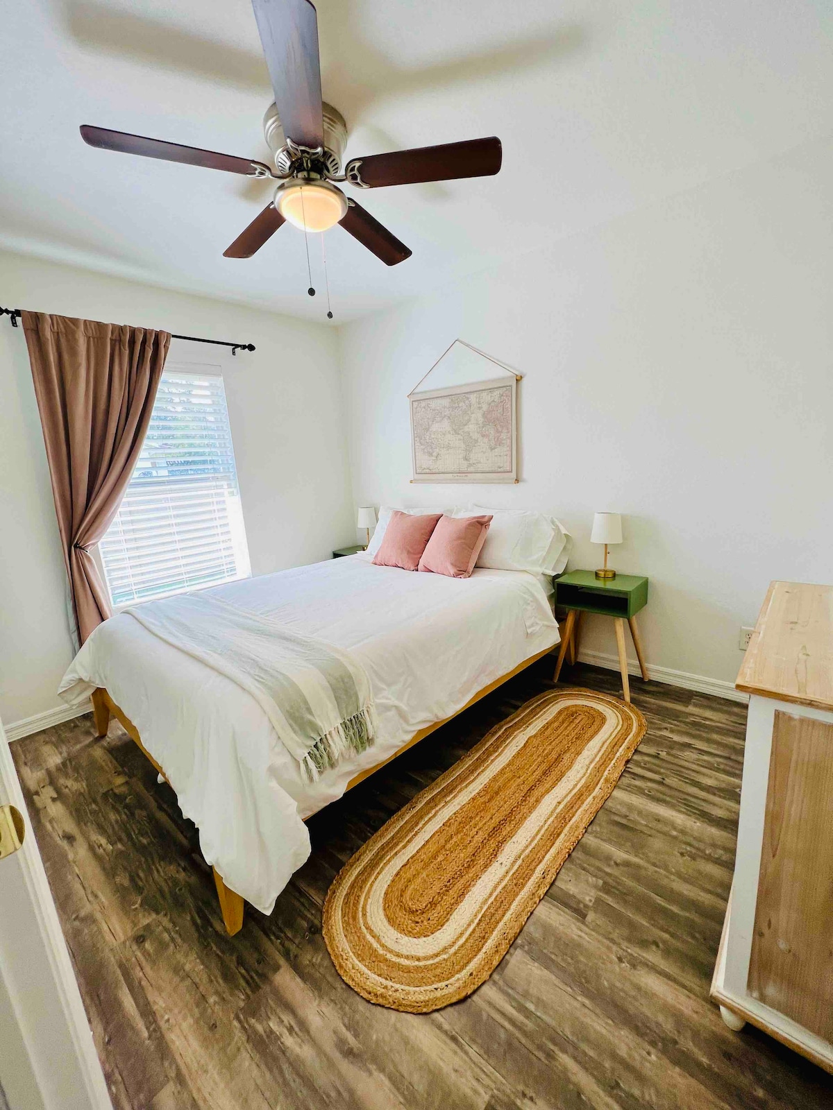 เตียงควีนไซส์ที่สะดวกสบายในห้องที่ได้รับการตกแต่งอย่างดี