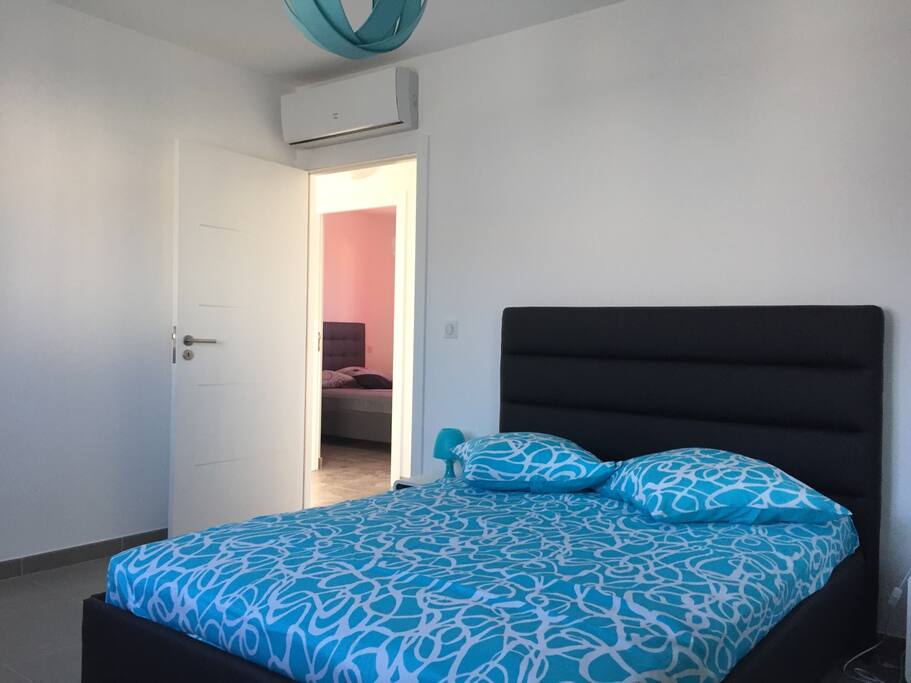Chambre 1 avec lit en 140 cm