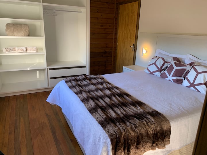 ห้องพักมีเตียงขนาดควีนไซส์ห้องน้ำในตัวสุดพิเศษและเครื่องปรับอากาศแบบแยกส่วน