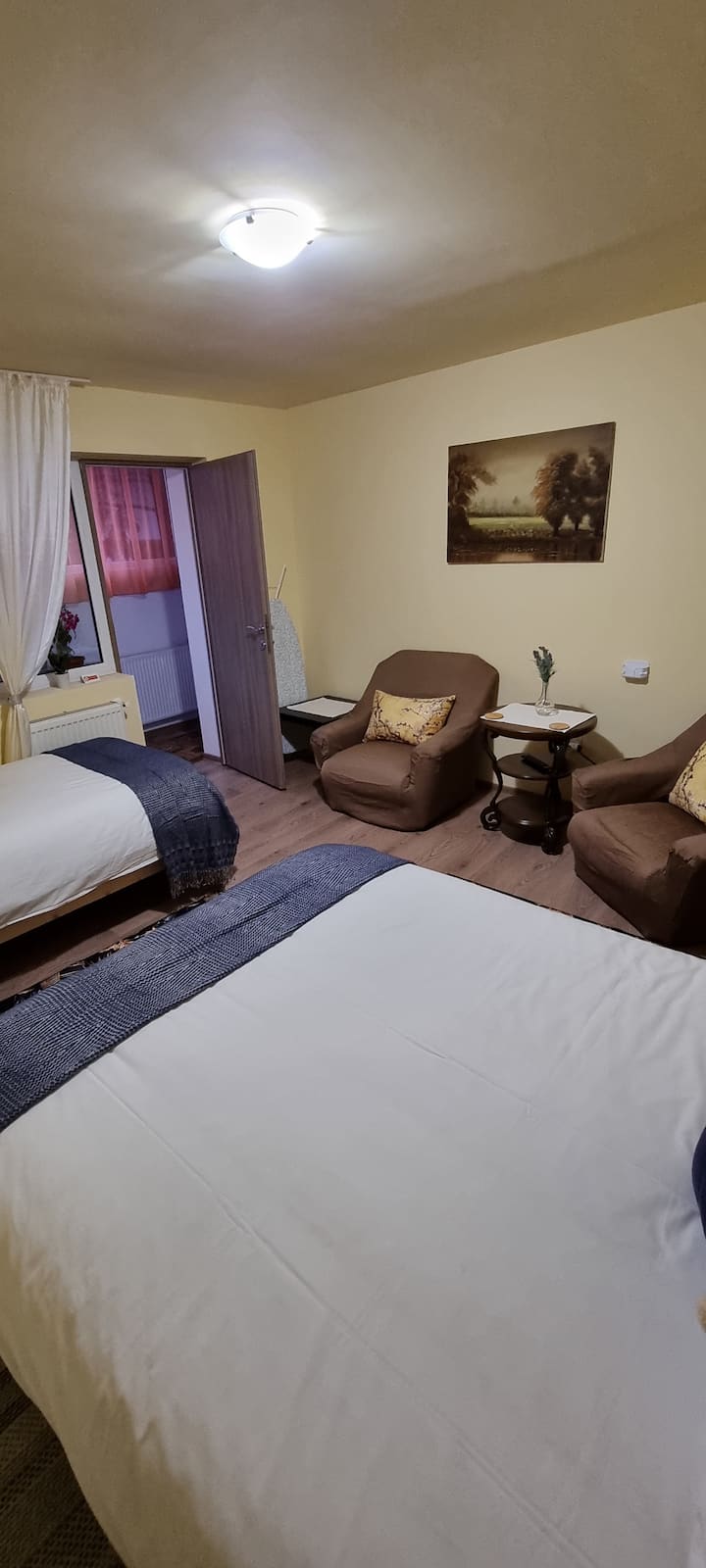 זהו חדר עם מיטה זוגית בגודל 140x200 ס"מ ומיטת יחיד של 90x200 ס"מ!