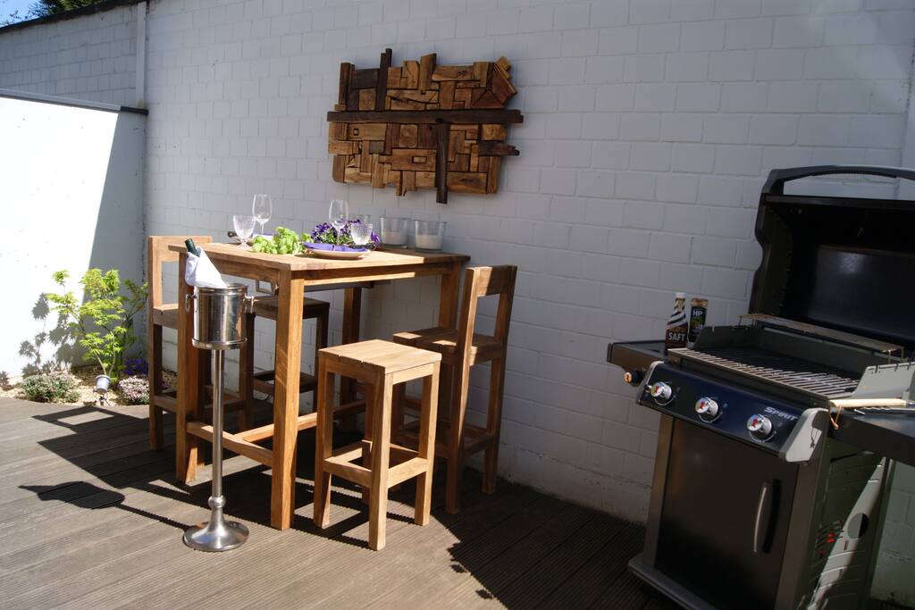 Grill Terrasse mit Morgen - und Mittagsonne
