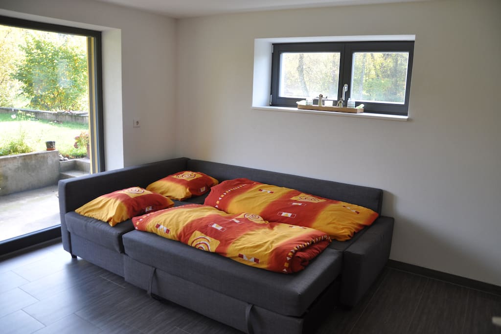 Sofa bietet zwei zusätzliche Schlafplätze