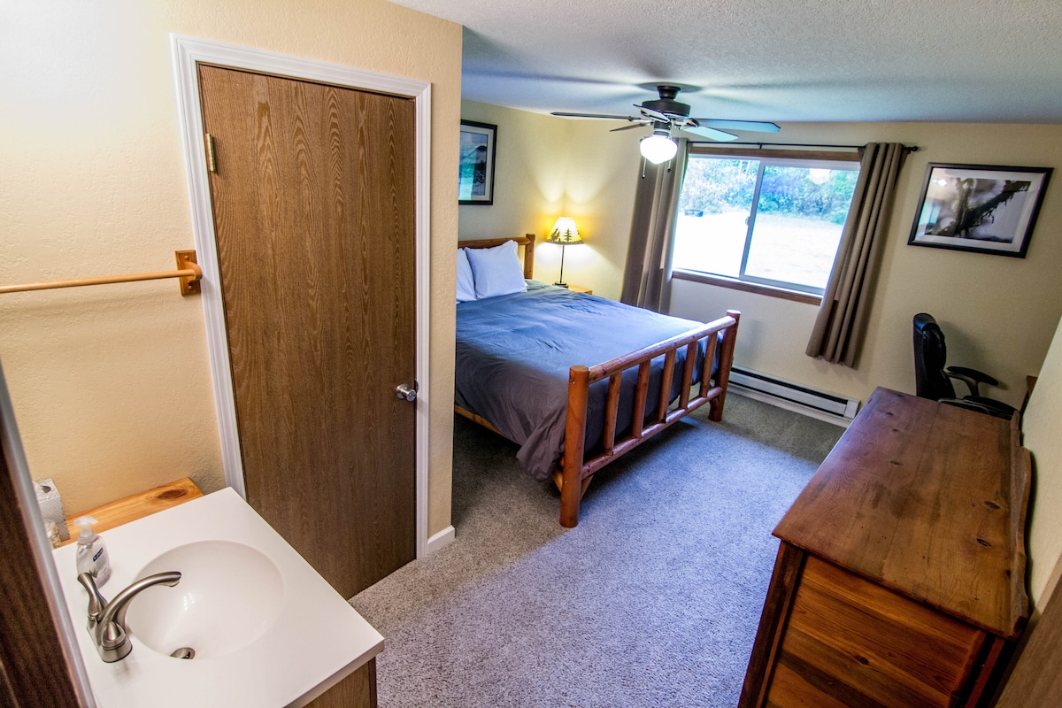 Forks Chumba cha kulala: Kitanda 1 cha Kifalme, skrini ya runinga janja na Netflix, bafu ya chumbani, na nook ya ofisi. 