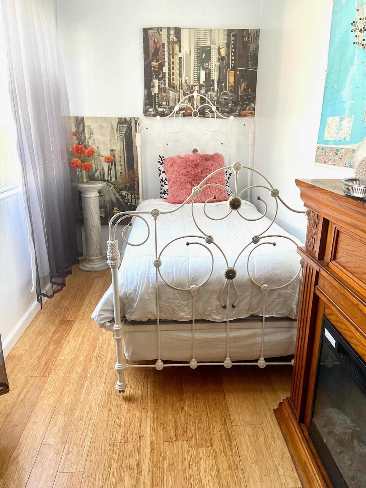 นี่คือห้องนอนเดี่ยวของเราพร้อมเตียงแฝดเตาผิงชั้นวางหนังสือที่เต็มไปด้วยหนังสือที่ยอดเยี่ยมและการเข้าถึงแบบส่วนตัวในห้อง