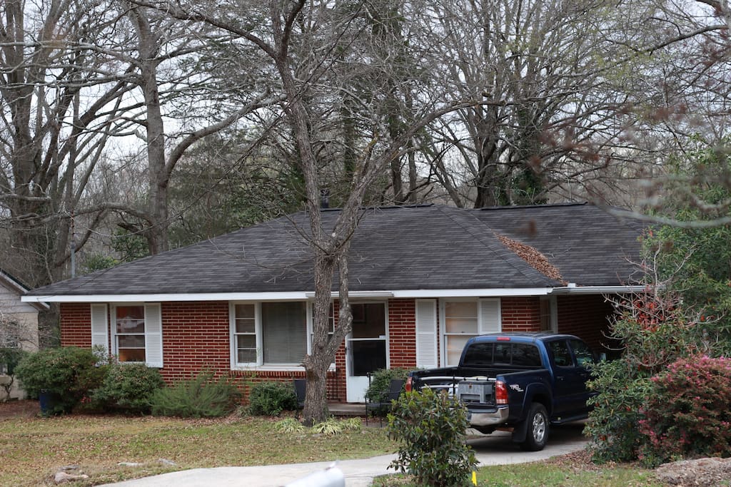 The outside of the Retro Ranch. In driveway parking available for all guests.