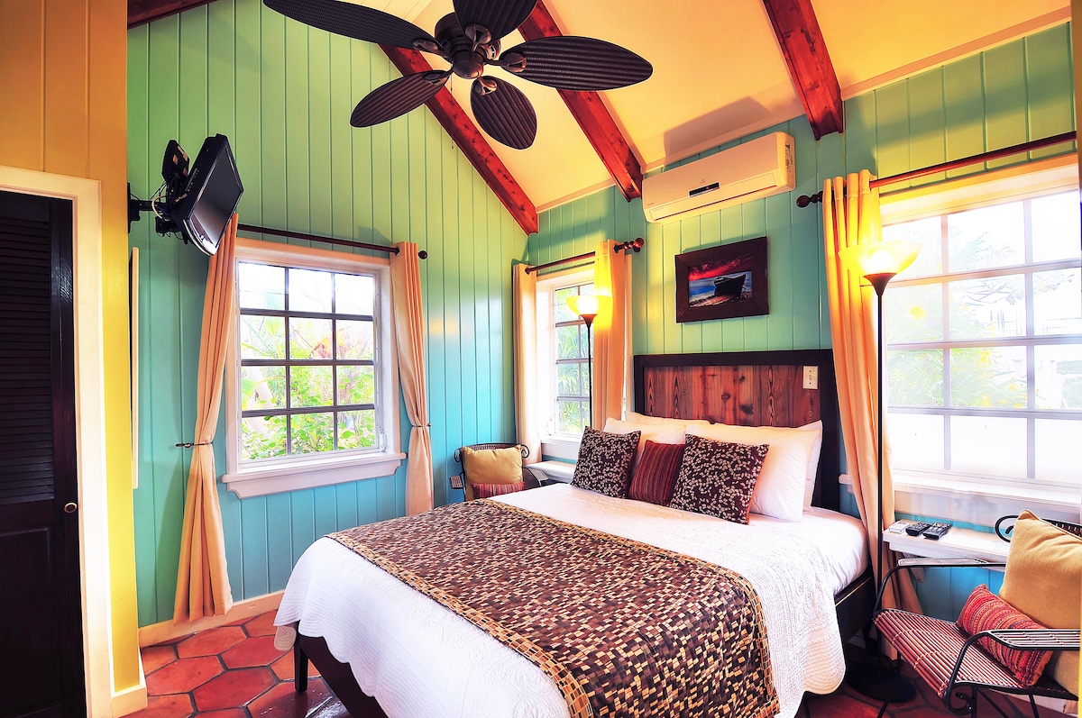 كوخ ميلز مانور المستقل من الداخل. سرير كوين ، إعداد ساطع ، أسقف مقببة ، الكثير من النوافذ ، ديكور كاريبي ملون ونهاية عالية تمامًا للتعرف المسبق.