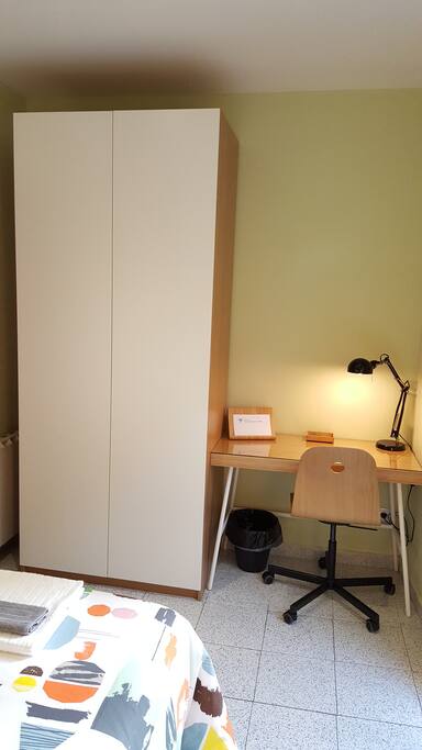Habitación - armario y mesa escritorio