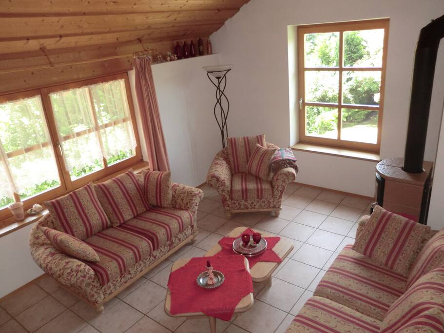 Wohnzimmer mit Garten- und Bergblick
