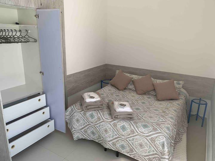 Suite for 4 people with queen bed and 2 auxiliary beds,  wardrobe with 2 doors available with clothes rack and drawers for clothing allocation, ceiling fan and air conditioner.