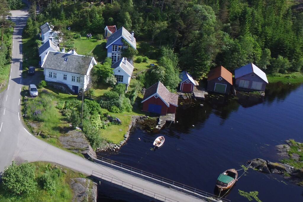 Aerial vies of the "tun" with the main house, the Annex, the Icehouse and the low-lofted Farmhouse in the back left corner.
