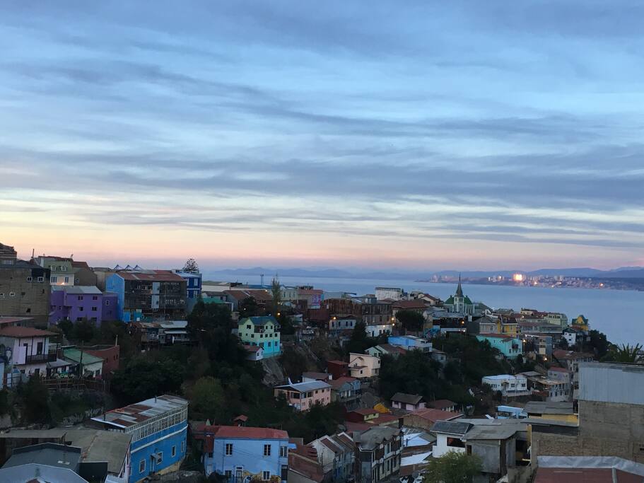 Preciosa vista desde la terraza privada del departamento al Cerro Alegre y Cerro Concepción, desde la Bahía de Valparaíso hasta Reñaca y ConCon.