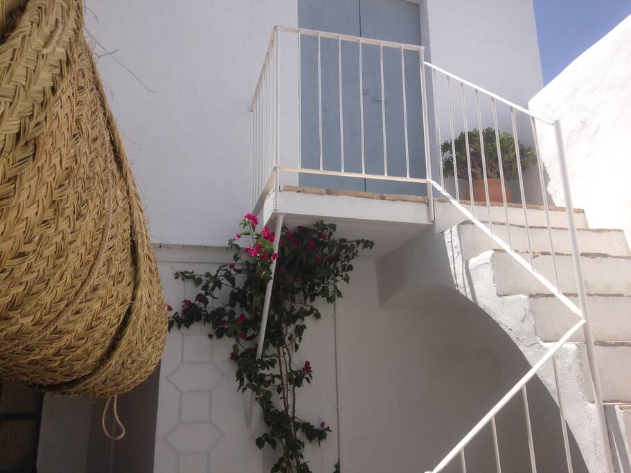 patio ,escalera,esparto y bugambilla