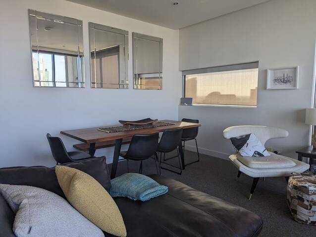 Luxury City Views on 32nd floor with 2 car parks gallery image 4