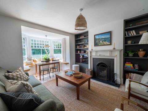 Top Airbnb: Stunning 5 Bedroom House in Nettlestone And Seaview