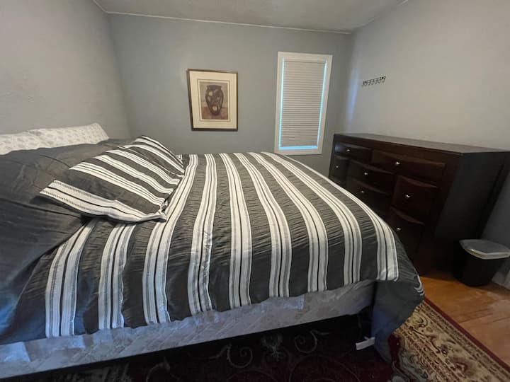 בחדר השינה יש מיטת קינג סייז