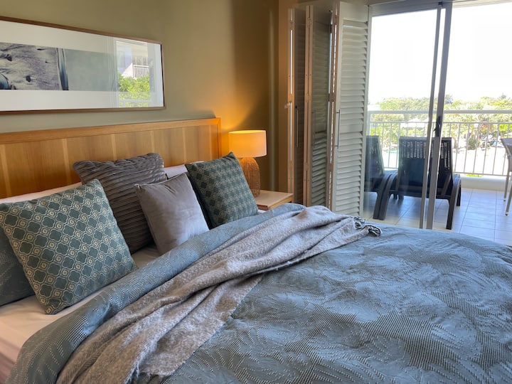 主卧配备加大双人床，可直接进入可欣赏海景和泳池景观的大阳台