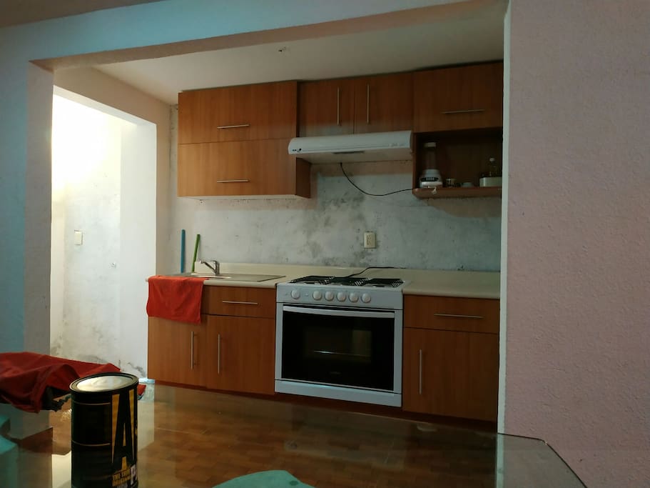La cocina es completa, podrás utilizar la sin problemas, hay utensilios para que puedas prepararte lo que desees