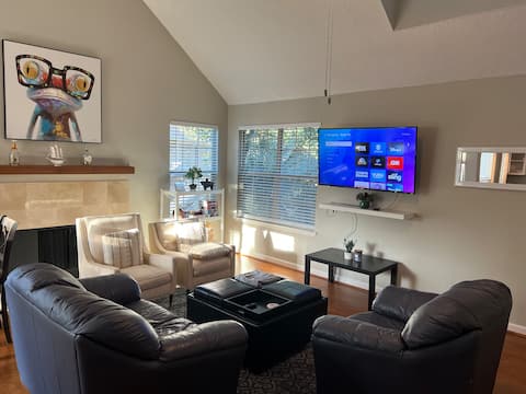 Top Airbnb: Cozy 2 Bed Condo near Texas Medical Center in Astrodome Area