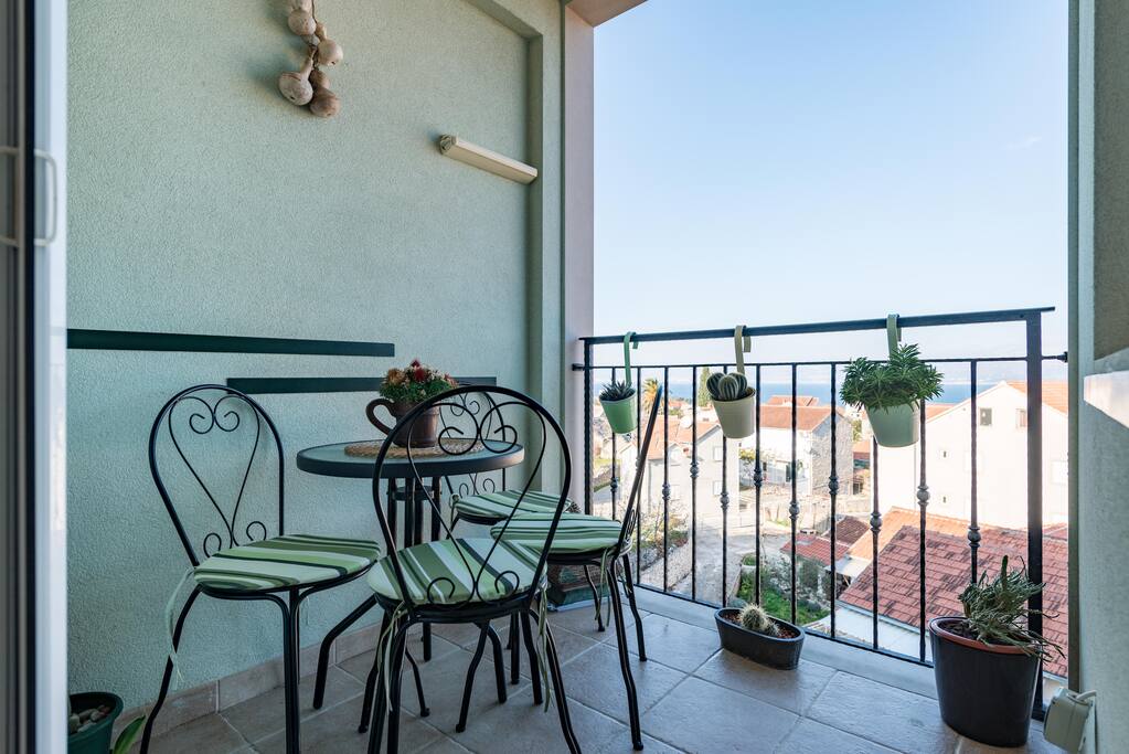 balkon sa pogledom na more