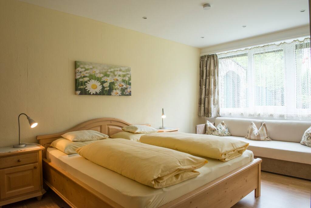 Bedroom / Schlafzimmer