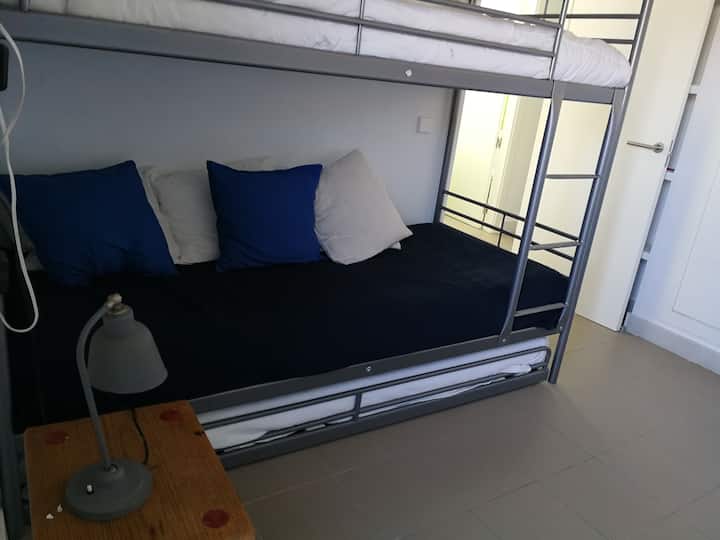 غرفة بسرير بطابقين