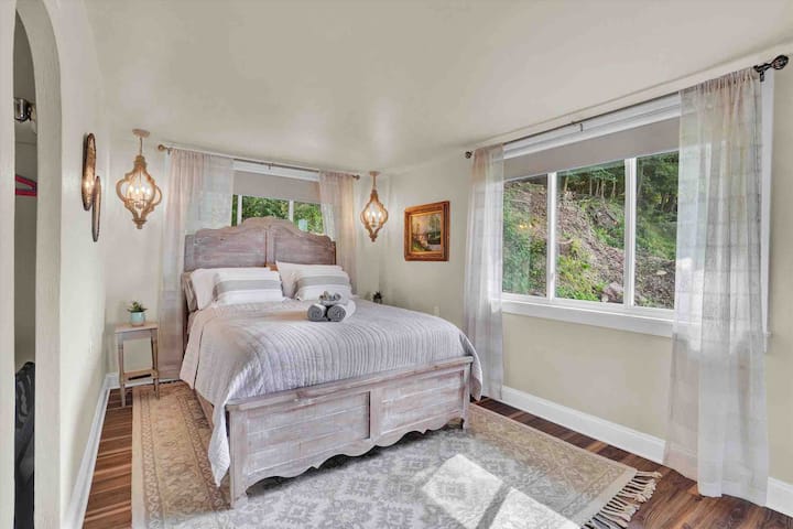 غرفة نوم رئيسية بسرير كوين مريح وتلفزيون ذكي 55 بوصة وإطلالات على النهر. 